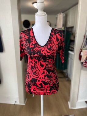 V-Neck Short Sleeve Floral Print Top in Red & Black